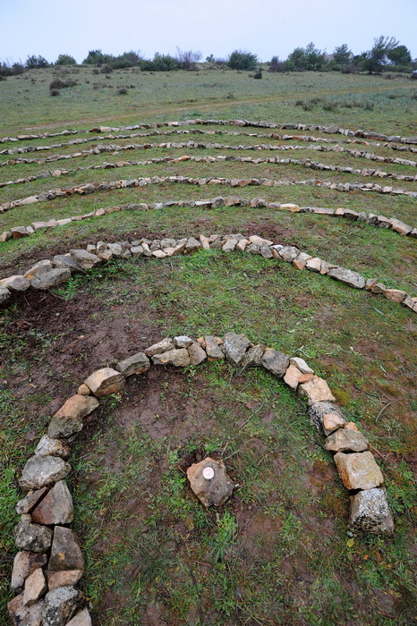 Musapstan, Zadar, 211212
Uoci najavljenog smaka svijeta, u petak 21. prosinca, u sumici u Muspastanu pokraj Zadra pojavilo se devet misterioznih labirinata od kamena. Iako je grupica Zadrana koja ih je izgradila tamo trebala cekati drevno prorocanstvo May