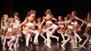 “Plesna čestitka” (foto:Saša Čuka)