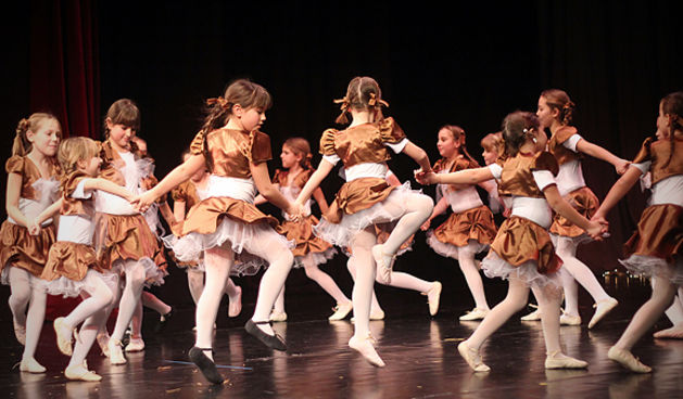 “Plesna čestitka” (foto:Saša Čuka)