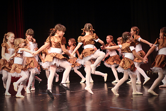 “Plesna čestitka” (foto:Saša Čuka)