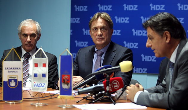Zadar, 121112.
Prostorije zadarskog HDZ.
Zupanijski odbor HDZ-a na celu s Bozidarom Kalmetom sazvao je danas konferenciju za medije na kojoj su se obrusili na Kukuriku koaliciju i uvodjenje poreza na imovinu. 
Na fotografiji: zadarski zupan Stipe Zrilic,