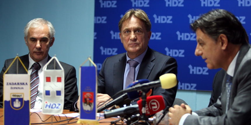 Zadar, 121112.
Prostorije zadarskog HDZ.
Zupanijski odbor HDZ-a na celu s Bozidarom Kalmetom sazvao je danas konferenciju za medije na kojoj su se obrusili na Kukuriku koaliciju i uvodjenje poreza na imovinu.
Na fotografiji: zadarski zupan Stipe Zrilic, Zadar, 121112.
Prostorije zadarskog HDZ.
Zupanijski odbor HDZ-a na celu s Bozidarom Kalmetom sazvao je danas konferenciju za medije na kojoj su se obrusili na Kukuriku koaliciju i uvodjenje poreza na imovinu.
Na fotografiji: zadarski zupan Stipe Zrilic,