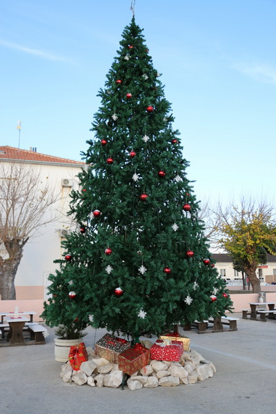 Paljenjem prve adventske svijeće i prigodnim zabavnim programom započela manifestacija Advent na otoku Viru