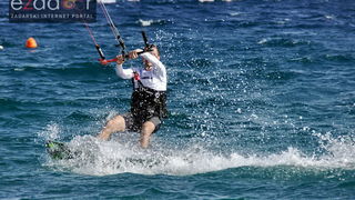 Guštanje surfera u jakom jugu Guštanje surfera u jakom jugu