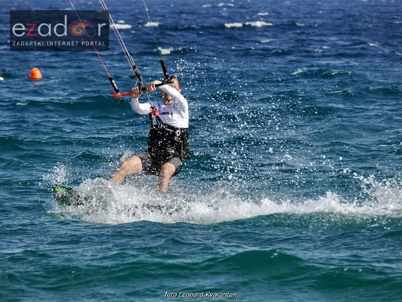 Guštanje surfera u jakom jugu Guštanje surfera u jakom jugu
