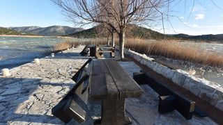 Zaledilo Vransko jezero u lučici na Prosici