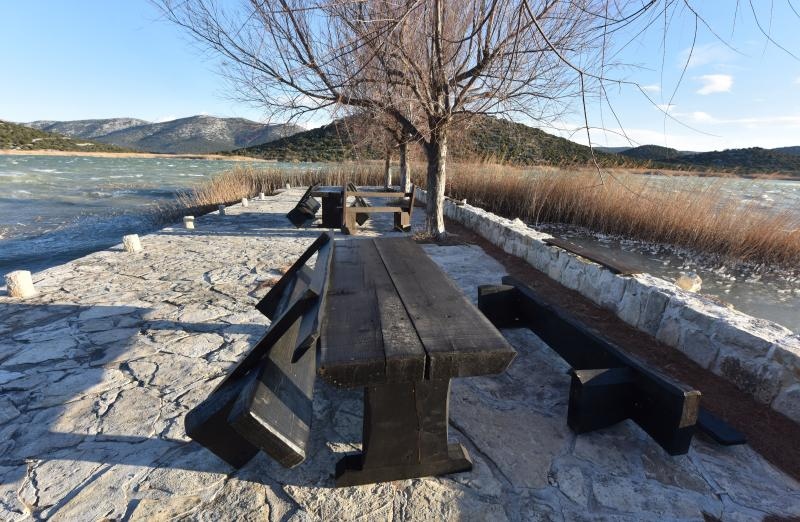 Zaledilo Vransko jezero u lučici na Prosici