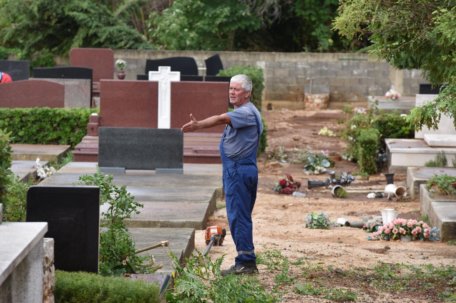 Djelatnici Nasada saniraju štetu na Gradskom groblju Zadar Djelatnici Nasada saniraju štetu na Gradskom groblju Zadar
