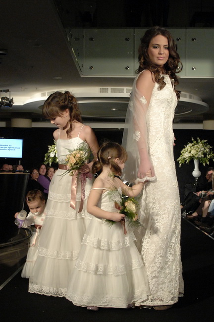 Split, 190210.
U hotelu Le Meridien Lav odrzava se Sajam vjencanja gdje je uprilicena modna revija izlagaca. 
Na slici : vjencanica Glamour Sposa i Mia Franic sa kcerkama Joska Caglja -Jole, Ema i Iva.