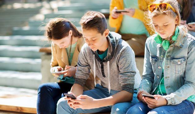 ovisnost o mobitelu, mobitel, mladi, tipkanje, poruke, texting