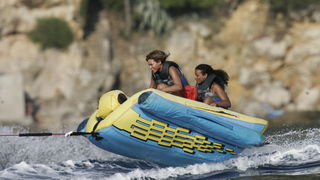 Dubrovnik, 180809.
Jedna od najpopularnijih svjetskih pjevacica Beyonce Knowles u pratnji supruga, americkog repera i producenta Jay-Z-a odmara se na luksuznoj jahti Va bene usidrenoj ispred dubrovackog hotela Argentina.
Na fotografiji: Beyonce na “banani Dubrovnik, 180809.
Jedna od najpopularnijih svjetskih pjevacica Beyonce Knowles u pratnji supruga, americkog repera i producenta Jay-Z-a odmara se na luksuznoj jahti Va bene usidrenoj ispred dubrovackog hotela Argentina.
Na fotografiji: Beyonce na “banani