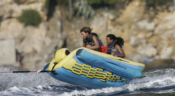 Dubrovnik, 180809.
Jedna od najpopularnijih svjetskih pjevacica Beyonce Knowles u pratnji supruga, americkog repera i producenta Jay-Z-a odmara se na luksuznoj jahti Va bene usidrenoj ispred dubrovackog hotela Argentina.
Na fotografiji: Beyonce na “banani Dubrovnik, 180809.
Jedna od najpopularnijih svjetskih pjevacica Beyonce Knowles u pratnji supruga, americkog repera i producenta Jay-Z-a odmara se na luksuznoj jahti Va bene usidrenoj ispred dubrovackog hotela Argentina.
Na fotografiji: Beyonce na “banani