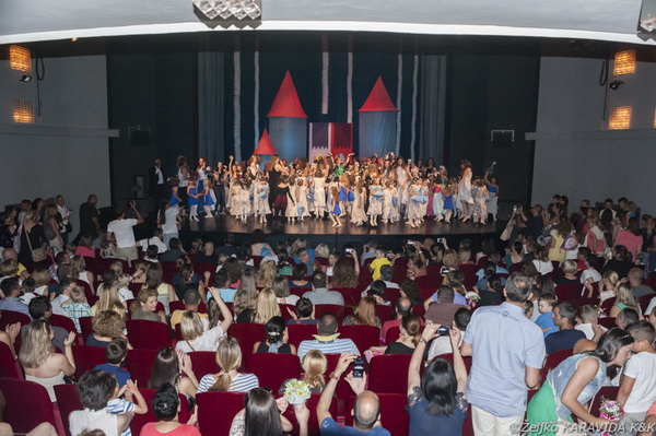 HNK Zadar: Bajka.hr Plesne udruge Gesta, Foto: Željko Karavida HNK Zadar: Bajka.hr Plesne udruge Gesta, Foto: Željko Karavida