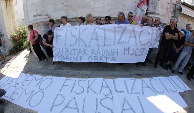 02.07.2013., Zadar – Na zadarskoj trznici odrzan je mirni prosvjed zbog fiskalizacije pred budnim okom desetak policajaca. Photo: Filip Brala/PIXSELL