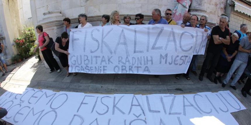 02.07.2013., Zadar – Na zadarskoj trznici odrzan je mirni prosvjed zbog fiskalizacije pred budnim okom desetak policajaca. Photo: Filip Brala/PIXSELL