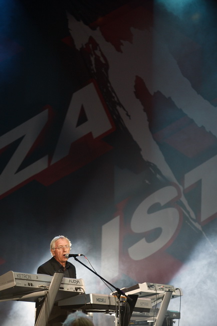 Split, 130610.
U Spaladium Areni odrzan je koncert na kojem je prikupljan novac koji ce biti iskoristen za pravnu pomoc hrvatskim generalima koji odgovaraju u Haagu i pred hrvatskim pravosudjem. Nastupali su Thompson, Oliver Dragojevic, KUD Cambi, Dalmati Split, 130610.
U Spaladium Areni odrzan je koncert na kojem je prikupljan novac koji ce biti iskoristen za pravnu pomoc hrvatskim generalima koji odgovaraju u Haagu i pred hrvatskim pravosudjem. Nastupali su Thompson, Oliver Dragojevic, KUD Cambi, Dalmati