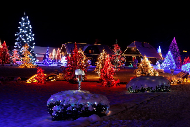 Cazma, 161209.
Grabovnica pokraj Cazme – Bozicna prica obitelji Salaj.
Zlatko Salaj ukrasio je i ove godine cijelo imanje s oko 1 milijun lampica. 
Za posjetitelje ce imanje biti otvoreno od subote 19.12. – 06. sijecnja od 17 h -21h.
Foto: Goran Mehkek /