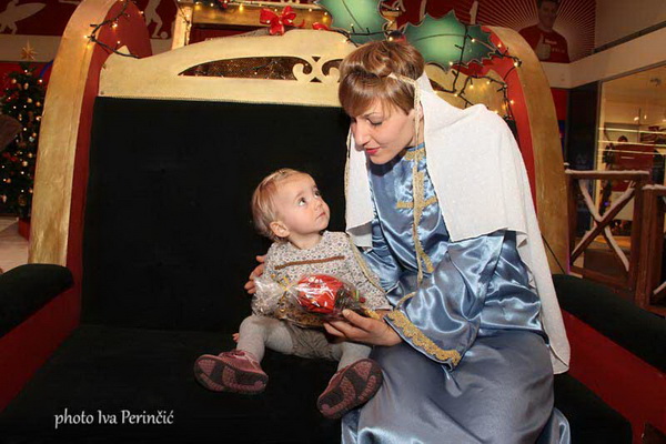 Sv. Luce razveselila mališane u Supernova centru, Foto: Iva Perinčić Sv. Luce razveselila mališane u Supernova centru, Foto: Iva Perinčić