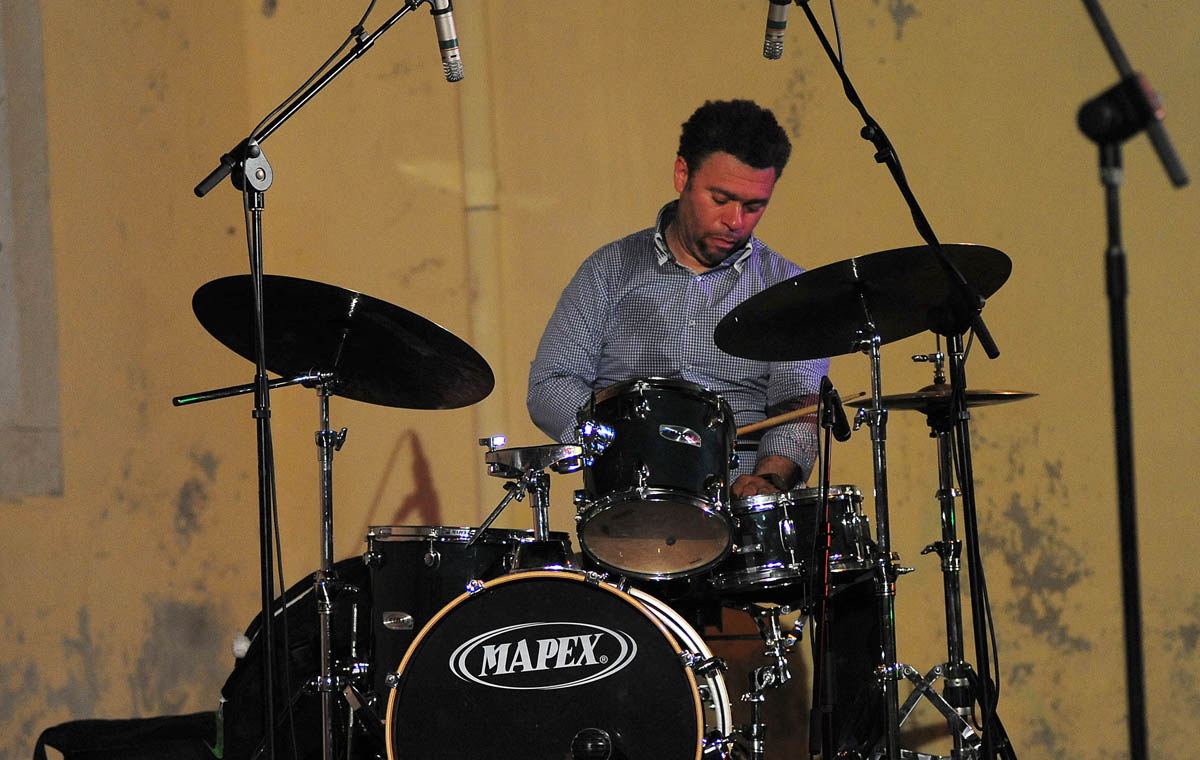 Zadar, 26.07.2013. snimio: Nenad Marčev
bossa nova
CATIA WERNECK QUARTET (BRA-FR)
CATIA WERNECK – vocal
VINCENT BIDAL – piano
LUKMIL PEREZ HERRERA – drums
RENATO ŠVORINIĆ – bass giuitar
Dvorište Providurove palače Zadar, 26.07.2013. snimio: Nenad Marčev
bossa nova
CATIA WERNECK QUARTET (BRA-FR)
CATIA WERNECK – vocal
VINCENT BIDAL – piano
LUKMIL PEREZ HERRERA – drums
RENATO ŠVORINIĆ – bass giuitar
Dvorište Providurove palače