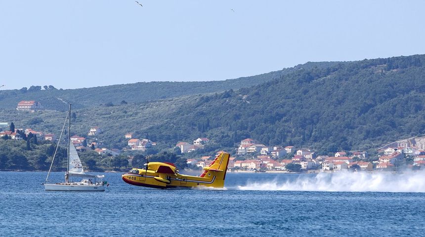 Borbeni helikopter, preleti kanaderi i Krila Oluje – Obilježen Dan državnosti i Dan Oružanih snaga Borbeni helikopter, preleti kanaderi i Krila Oluje – Obilježen Dan državnosti i Dan Oružanih snaga