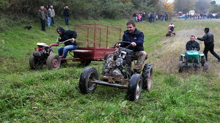 Orahovica, 171010.
Nedaleko od orahovackog jezera na obroncima brda Ruzica grada odrzana je cetvrta po redu utrka motokultivatora i specijalnih vozila koja su izradjena od motora mjesalice za beton i mjenjaca automobila Lada Niva. Namjera organizatora utr