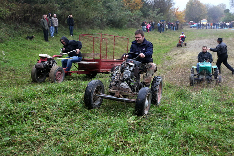 Orahovica, 171010.
Nedaleko od orahovackog jezera na obroncima brda Ruzica grada odrzana je cetvrta po redu utrka motokultivatora i specijalnih vozila koja su izradjena od motora mjesalice za beton i mjenjaca automobila Lada Niva. Namjera organizatora utr