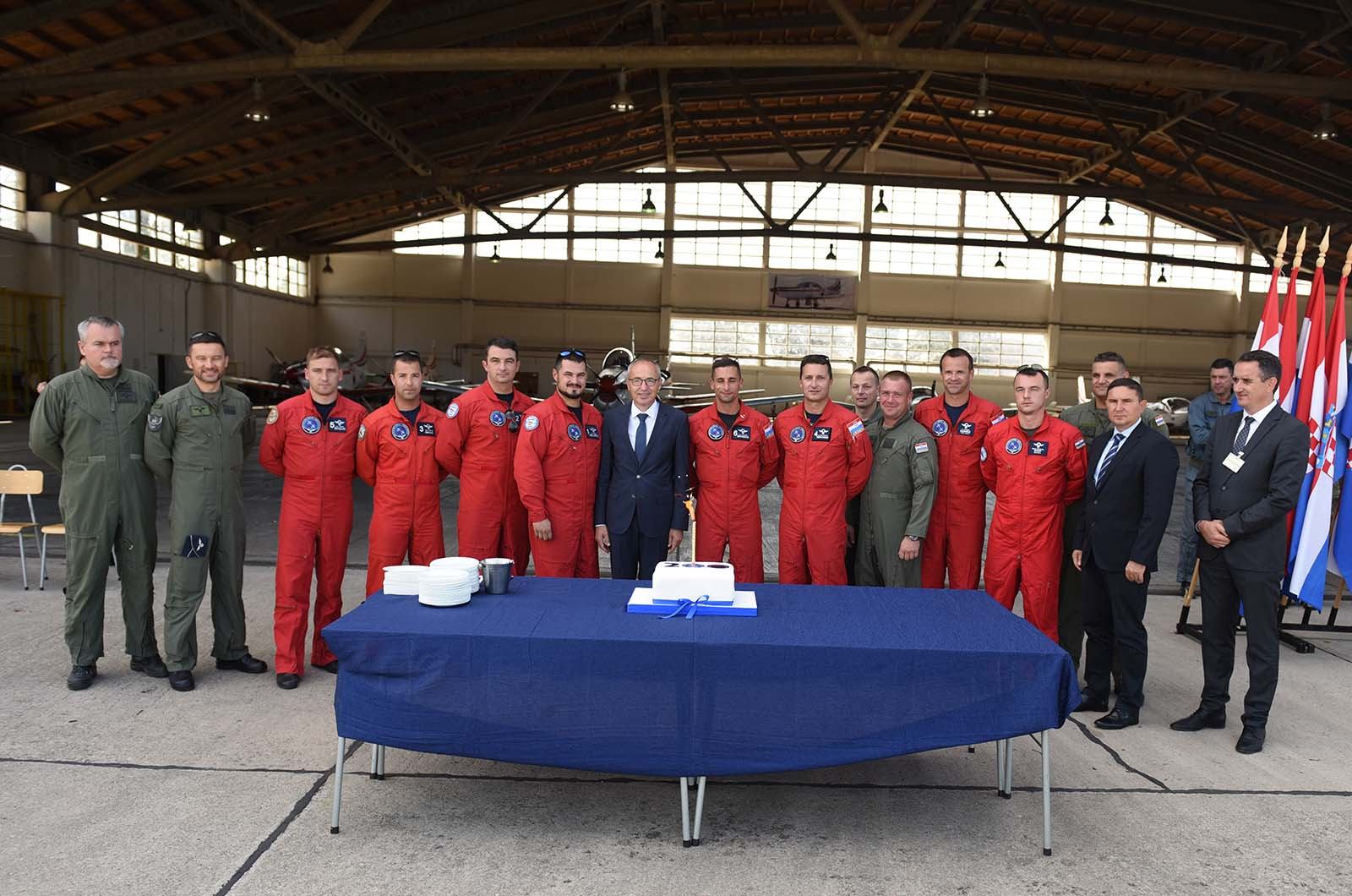 Krstičević poželio Krilima Oluje dobrodošlicu nakon nastupa u Belgiji i čestitao im jubilarni 200. nastup Krstičević poželio Krilima Oluje dobrodošlicu nakon nastupa u Belgiji i čestitao im jubilarni 200. nastup