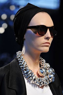 Ogrlica sa stavom (Moda.hr)