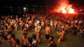 Split, 200810.
Koncert “Funk on the beach” u cast preminulog Dina Dvornika odrzan je na plazi Bacvice u organizaciji Deana Dvornika. Koncert je kasnio dva sata, dok je vise od 6 tisuca poklonika Dina Dvornika cekalo pocetak.
Foto: Duje Klaric / CROPIX Split, 200810.
Koncert “Funk on the beach” u cast preminulog Dina Dvornika odrzan je na plazi Bacvice u organizaciji Deana Dvornika. Koncert je kasnio dva sata, dok je vise od 6 tisuca poklonika Dina Dvornika cekalo pocetak.
Foto: Duje Klaric / CROPIX