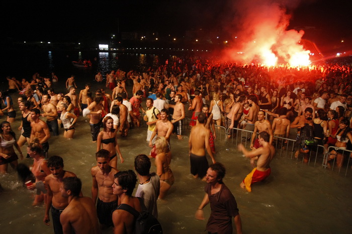Split, 200810.
Koncert “Funk on the beach” u cast preminulog Dina Dvornika odrzan je na plazi Bacvice u organizaciji Deana Dvornika. Koncert je kasnio dva sata, dok je vise od 6 tisuca poklonika Dina Dvornika cekalo pocetak.
Foto: Duje Klaric / CROPIX Split, 200810.
Koncert “Funk on the beach” u cast preminulog Dina Dvornika odrzan je na plazi Bacvice u organizaciji Deana Dvornika. Koncert je kasnio dva sata, dok je vise od 6 tisuca poklonika Dina Dvornika cekalo pocetak.
Foto: Duje Klaric / CROPIX