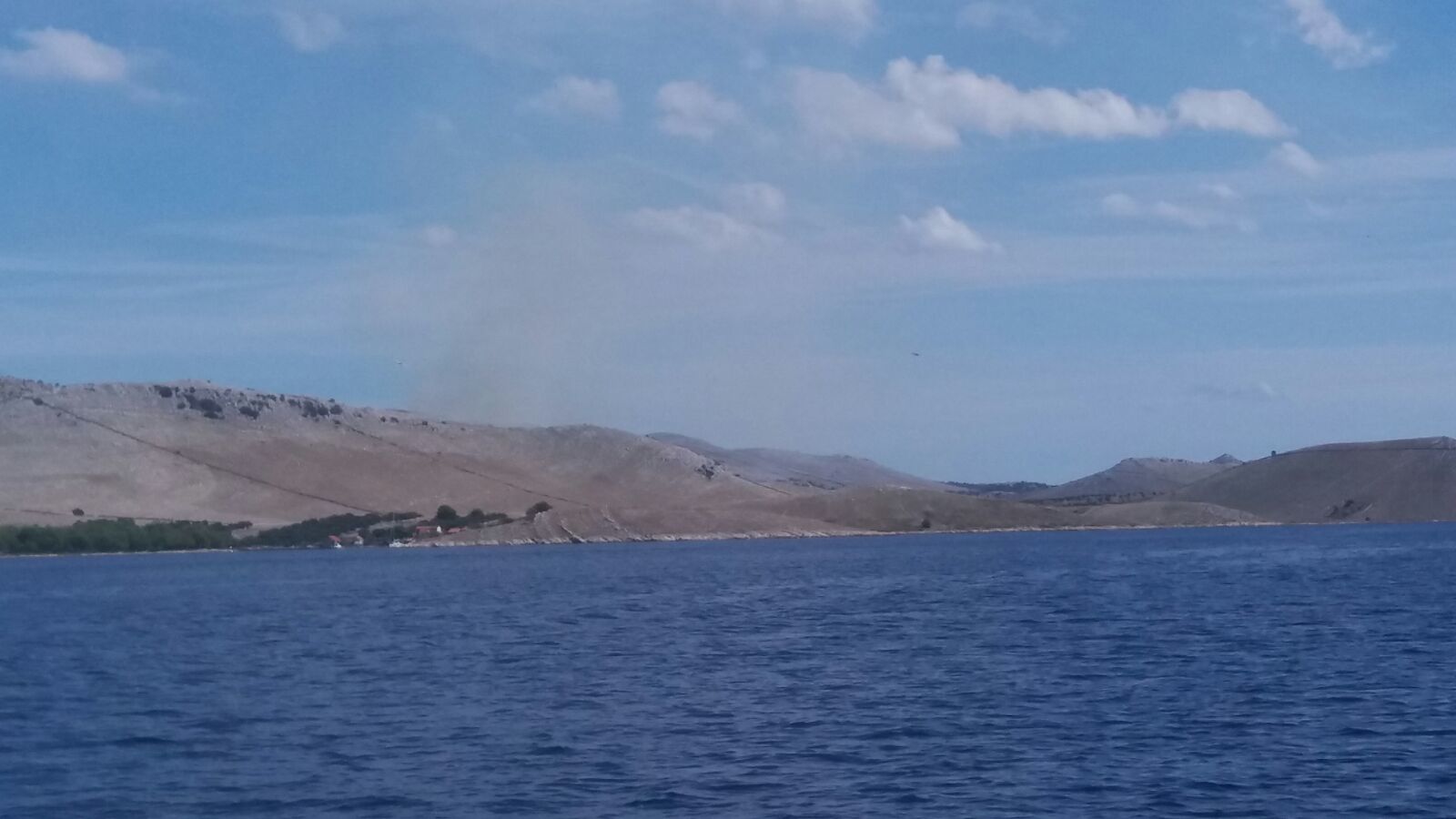 Tri kanadera gase požar u uvali Vrulja na otoku Kornatu Tri kanadera gase požar u uvali Vrulja na otoku Kornatu