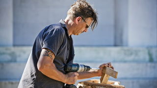 Zagreb, 280812.
Britanski umjetnicki kolektiv Giant Robots koji od danas pa do 9. rujna boravi u Zagrebu izradit ce dosad najvecu privremenu skulpturu od otpadnog drveta na javnom prostoru u Hrvatskoj koja ce na Galeriji Bacva (zgrada Hrvatskog drustva li