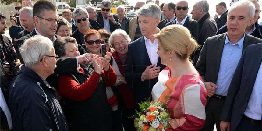 Predsjednica Grabar-Kitarović u Salima na Dugom otoku. Foto: HINA Predsjednica Grabar-Kitarović u Salima na Dugom otoku. Foto: HINA