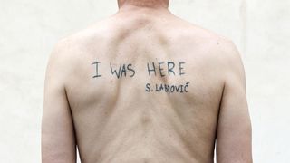 Siniša Labrović: Performans “Poštovani gospodine predsjedniče, možete me poljubiti u guzicu” Siniša Labrović: Performans “Poštovani gospodine predsjedniče, možete me poljubiti u guzicu”