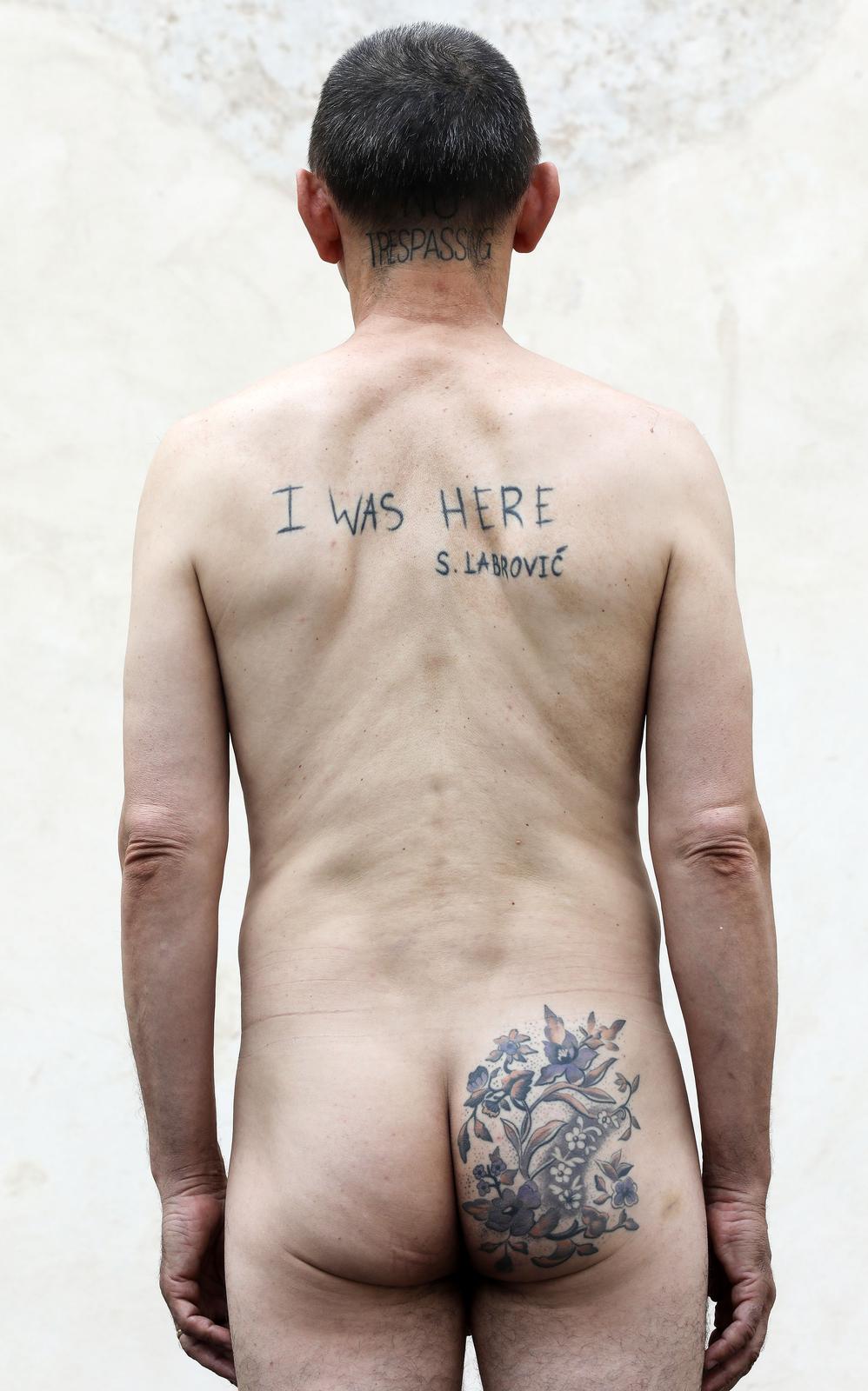 Siniša Labrović: Performans “Poštovani gospodine predsjedniče, možete me poljubiti u guzicu” Siniša Labrović: Performans “Poštovani gospodine predsjedniče, možete me poljubiti u guzicu”