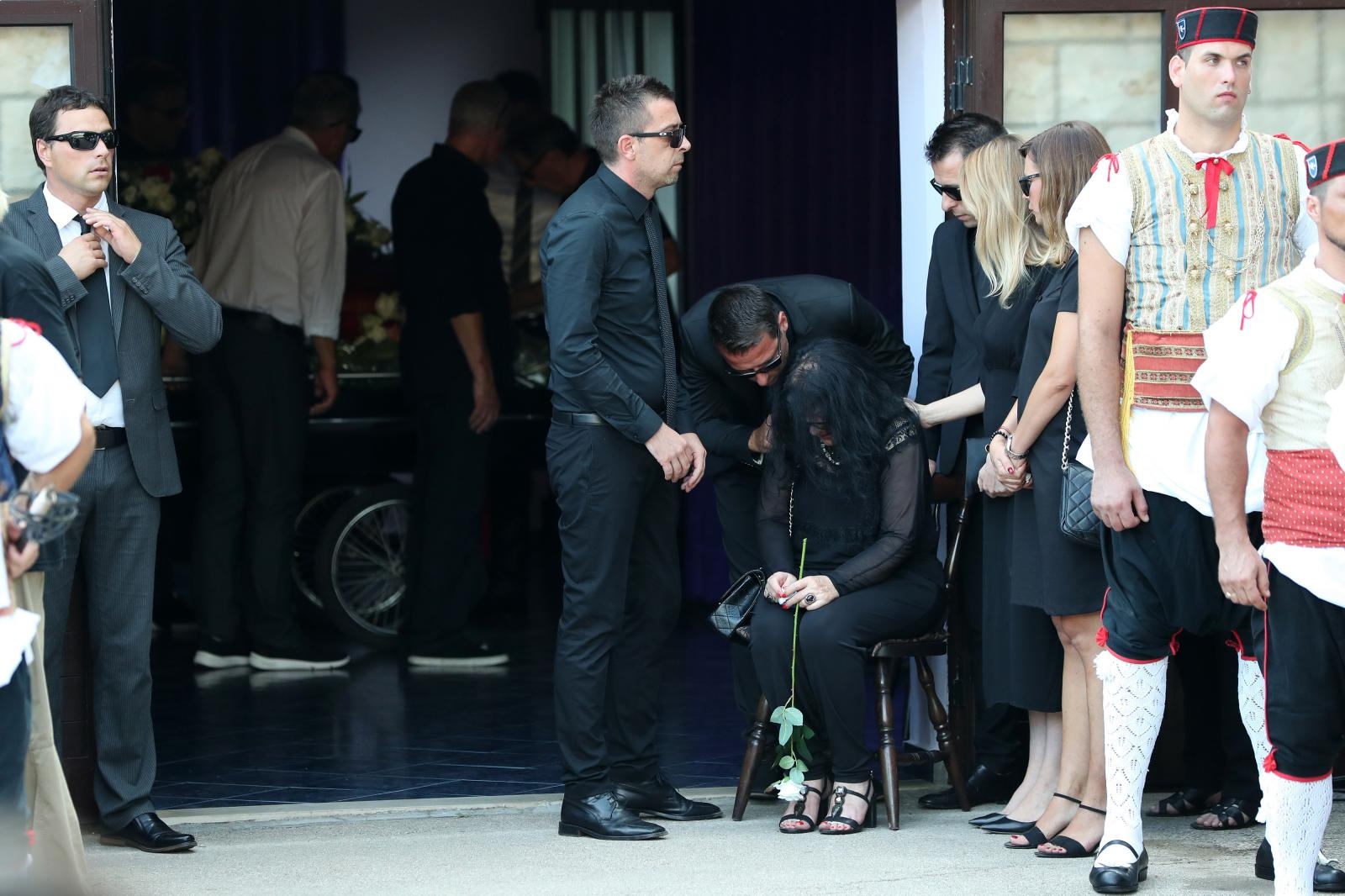 Posljednji ispraćaj Olivera Dragojevića na groblju Sveti Roko u Veloj Luci Posljednji ispraćaj Olivera Dragojevića na groblju Sveti Roko u Veloj Luci