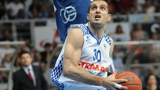 Zadar, 010610.
Dvorana Kresimir Cosic u Zadru. Druga finalna utakmica kosarkaskog prvenstva Hrvatske odigrana izmedju KK Zadar i KK Cibona.
Na slici: igrac Zadra Vedran Morovic u napadu
Foto: Andrija Lucic / CROPIX Zadar, 010610.
Dvorana Kresimir Cosic u Zadru. Druga finalna utakmica kosarkaskog prvenstva Hrvatske odigrana izmedju KK Zadar i KK Cibona.
Na slici: igrac Zadra Vedran Morovic u napadu
Foto: Andrija Lucic / CROPIX