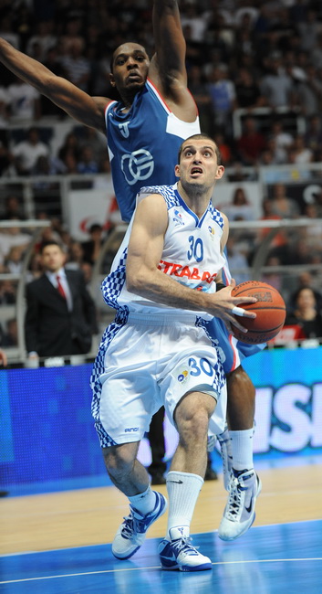 Zadar, 010610.
Dvorana Kresimir Cosic u Zadru. Druga finalna utakmica kosarkaskog prvenstva Hrvatske odigrana izmedju KK Zadar i KK Cibona.
Na slici: igrac Zadra Vedran Morovic u napadu
Foto: Andrija Lucic / CROPIX Zadar, 010610.
Dvorana Kresimir Cosic u Zadru. Druga finalna utakmica kosarkaskog prvenstva Hrvatske odigrana izmedju KK Zadar i KK Cibona.
Na slici: igrac Zadra Vedran Morovic u napadu
Foto: Andrija Lucic / CROPIX