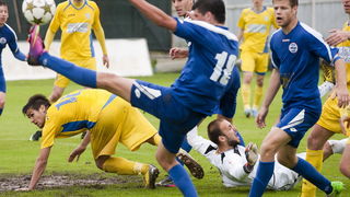 Zadar, 270413.
Stadion Stanovi.
1.HNL, 29. kolo utakmica Zadar – Inter.
Na fotografiji: uzva u Interovom sesnaestercu.
Foto: Josko Ponos / CROPIX Zadar, 270413.
Stadion Stanovi.
1.HNL, 29. kolo utakmica Zadar – Inter.
Na fotografiji: uzva u Interovom sesnaestercu.
Foto: Josko Ponos / CROPIX