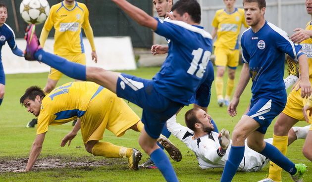 Zadar, 270413.
Stadion Stanovi.
1.HNL, 29. kolo utakmica  Zadar – Inter.
Na fotografiji: uzva u Interovom sesnaestercu.
Foto: Josko Ponos / CROPIX