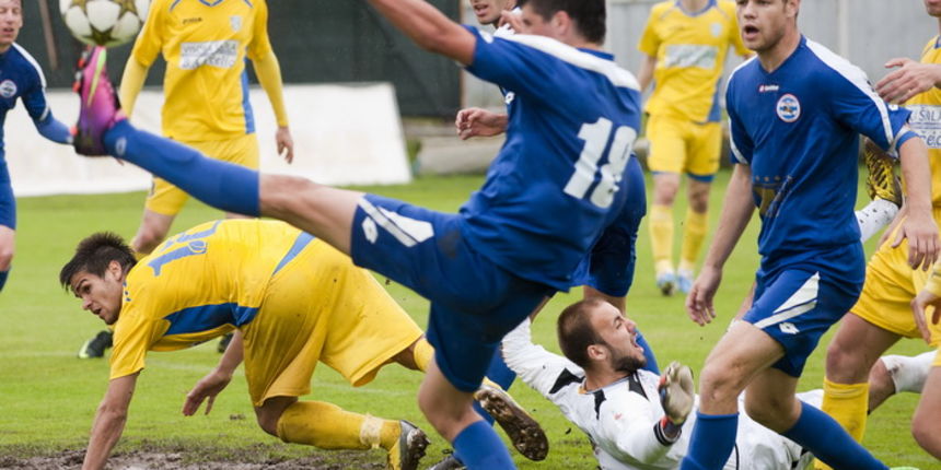 Zadar, 270413.
Stadion Stanovi.
1.HNL, 29. kolo utakmica Zadar – Inter.
Na fotografiji: uzva u Interovom sesnaestercu.
Foto: Josko Ponos / CROPIX Zadar, 270413.
Stadion Stanovi.
1.HNL, 29. kolo utakmica Zadar – Inter.
Na fotografiji: uzva u Interovom sesnaestercu.
Foto: Josko Ponos / CROPIX