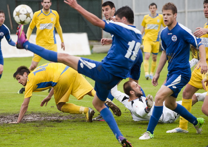 Zadar, 270413.
Stadion Stanovi.
1.HNL, 29. kolo utakmica Zadar – Inter.
Na fotografiji: uzva u Interovom sesnaestercu.
Foto: Josko Ponos / CROPIX Zadar, 270413.
Stadion Stanovi.
1.HNL, 29. kolo utakmica Zadar – Inter.
Na fotografiji: uzva u Interovom sesnaestercu.
Foto: Josko Ponos / CROPIX