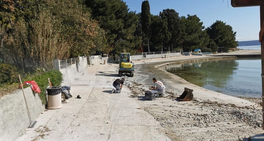 Počeli radovi na uređenju plaže Matlovac u Ždrelcu