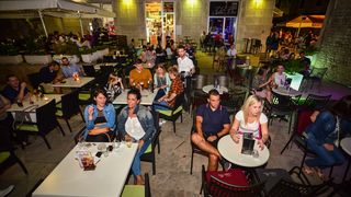 Klapa Contra oduševila u Teatro Baru i Zlatnom kutiću. Foto: Iva Perinčić Klapa Contra oduševila u Teatro Baru i Zlatnom kutiću. Foto: Iva Perinčić