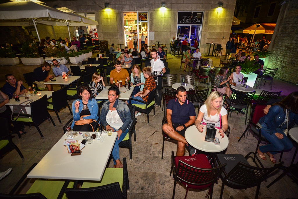 Klapa Contra oduševila u Teatro Baru i Zlatnom kutiću. Foto: Iva Perinčić Klapa Contra oduševila u Teatro Baru i Zlatnom kutiću. Foto: Iva Perinčić