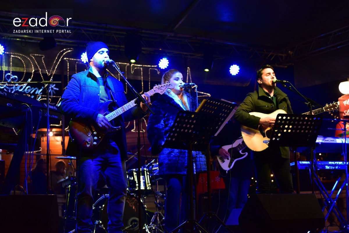 Tisuće Zadrana uživalo na krcatom Narodnom trgu i Tgu Petra Zoranića uz Tomislava Bralića i klapu Intrade Tisuće Zadrana uživalo na krcatom Narodnom trgu i Tgu Petra Zoranića uz Tomislava Bralića i klapu Intrade