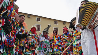 Povorka karnevalske skupine “Sovinjski pusti”