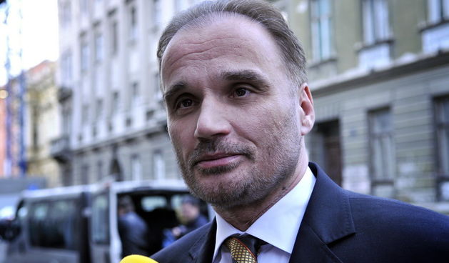 Zagreb, 300310. Drzavno odvjetnistvo, Gajeva ulica. Odvjetnik Damira Polanceca Ante Nobilo dolazi u Drzavno odvjetnistvo nakon sto je policija dovela danas uhicenog bivseg potpredsjednika Vlade Damira Polanceca. Foto: Boris Kovacev / CROPIX