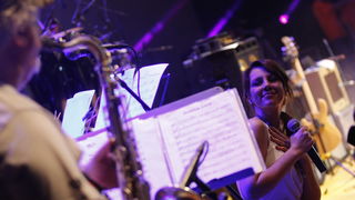 Split, 200810.
Koncert “Funk on the beach” u cast preminulog Dina Dvornika odrzan je na plazi Bacvice u organizaciji Deana Dvornika. Koncert je kasnio dva sata, dok je vise od 6 tisuca poklonika Dina Dvornika cekalo pocetak.
Na fotografiji: Zanamari Lalic Split, 200810.
Koncert “Funk on the beach” u cast preminulog Dina Dvornika odrzan je na plazi Bacvice u organizaciji Deana Dvornika. Koncert je kasnio dva sata, dok je vise od 6 tisuca poklonika Dina Dvornika cekalo pocetak.
Na fotografiji: Zanamari Lalic