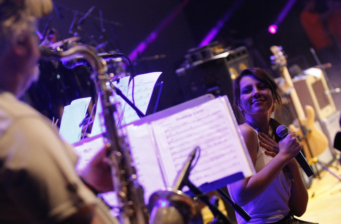 Split, 200810.
Koncert “Funk on the beach” u cast preminulog Dina Dvornika odrzan je na plazi Bacvice u organizaciji Deana Dvornika. Koncert je kasnio dva sata, dok je vise od 6 tisuca poklonika Dina Dvornika cekalo pocetak.
Na fotografiji: Zanamari Lalic Split, 200810.
Koncert “Funk on the beach” u cast preminulog Dina Dvornika odrzan je na plazi Bacvice u organizaciji Deana Dvornika. Koncert je kasnio dva sata, dok je vise od 6 tisuca poklonika Dina Dvornika cekalo pocetak.
Na fotografiji: Zanamari Lalic